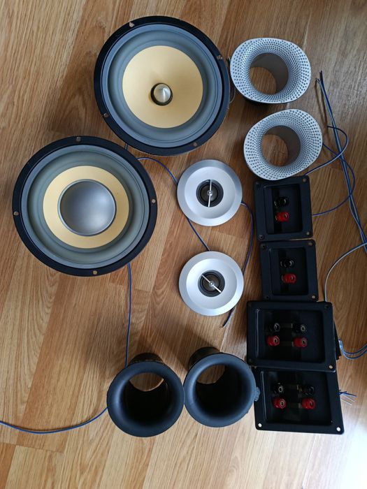 Kolumny głośnikowe na części