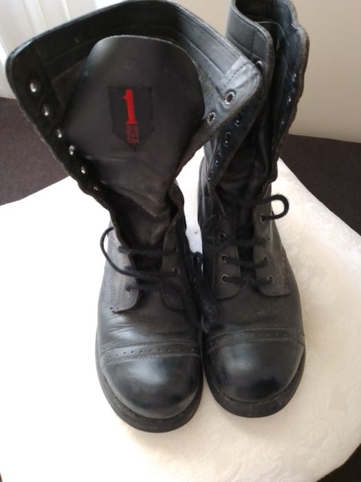 Botas em pele pretas