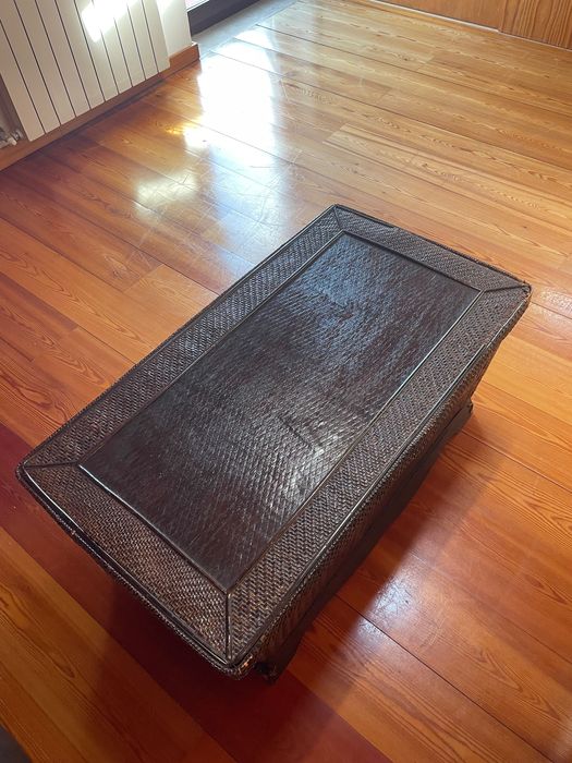 Mesa com espaço para arrumação