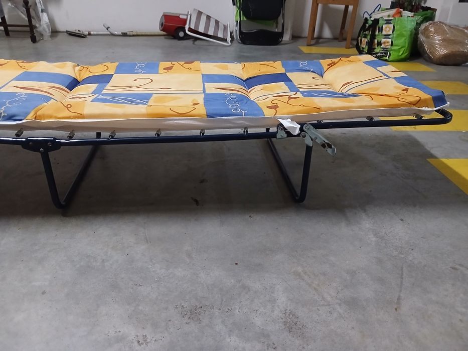 Divã  cor azul e amarelo