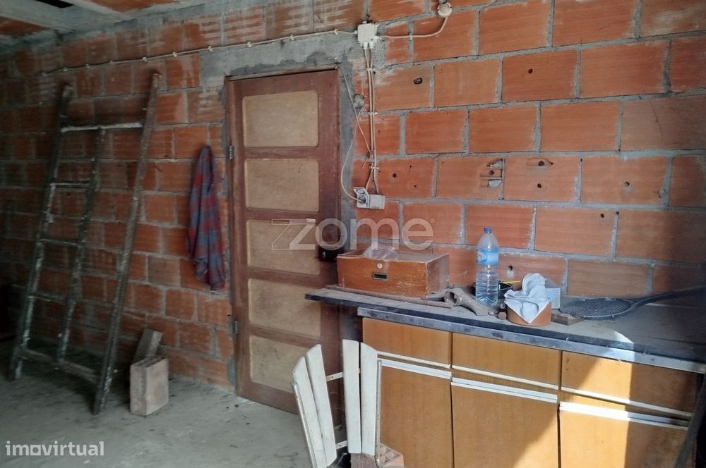 Prédio, armazém com quintal, terreno e garagem – Vilar de Besteiros...