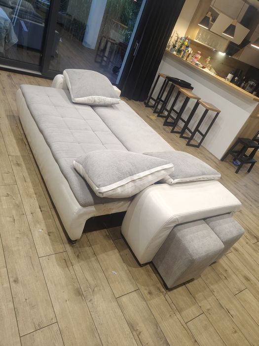 Kanapa bialo-szara z pufami rozkladana