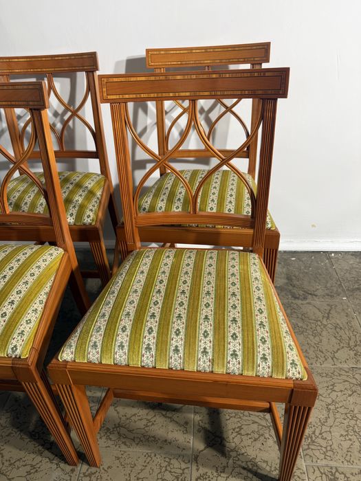 Komplet czterech krzeseł stan idealny .