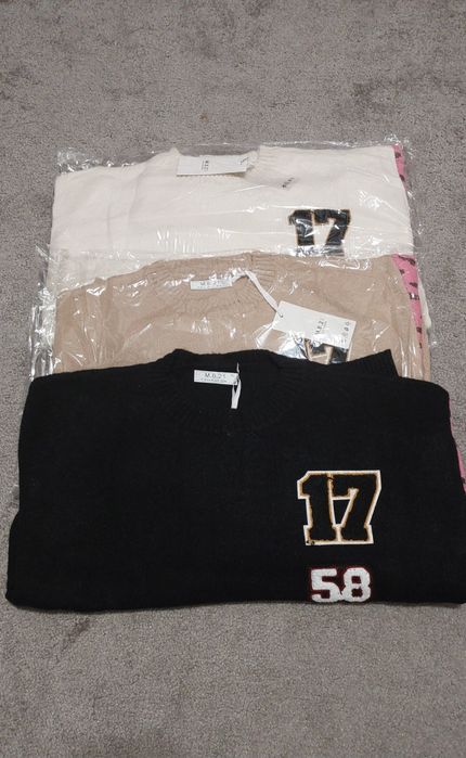 Sweter damski z kolorowymi rękawami kolory