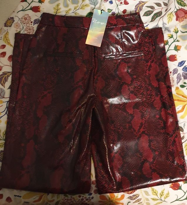 Calças em pele vermelha e preto