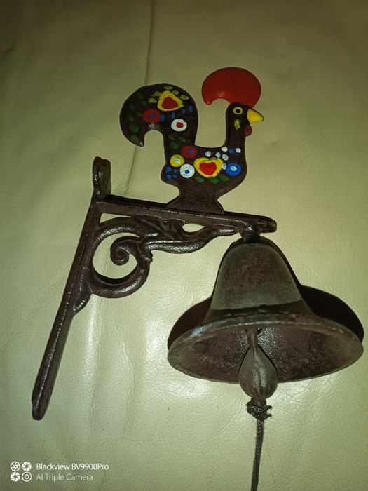 Vejam este magnífico sino pequeno mas belo com este galo de Barcelos