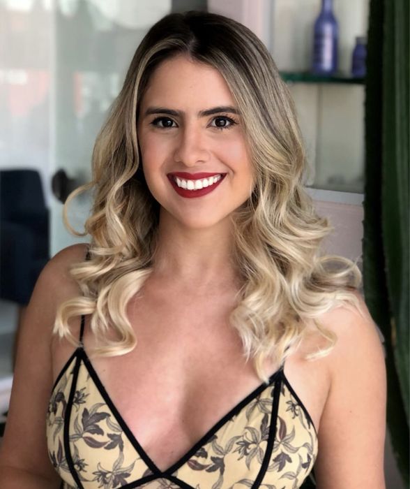 Cabeleireira e maquiadora brasileira. Apanhado para Noivas e eventos