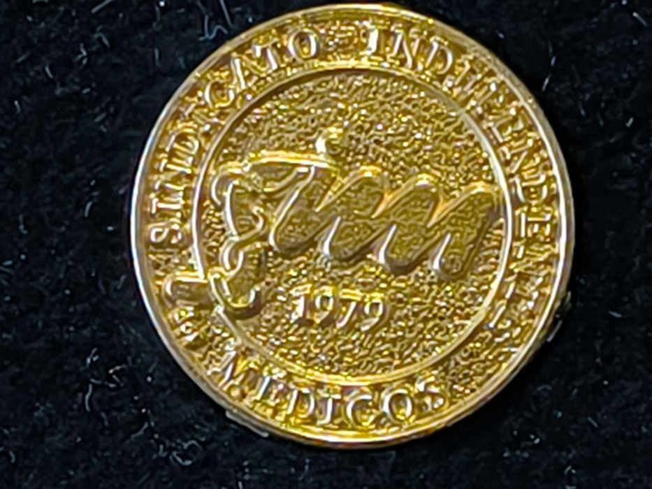 Pin de lapela alusivo ao Sindicato Independente dos Médicos datado de 1979