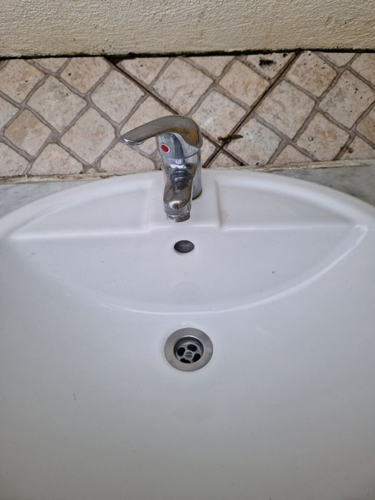 Lavatório cerâmico com torneira