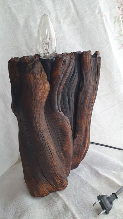 Lampa stojąca z drewna