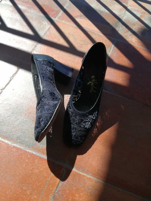 Sapatos em renda, azuis escuros