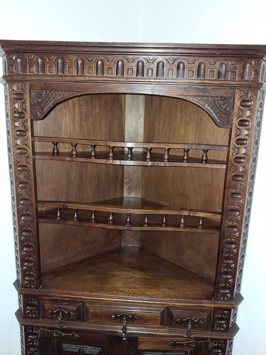 Movel de canto com prateleiras e arrumação