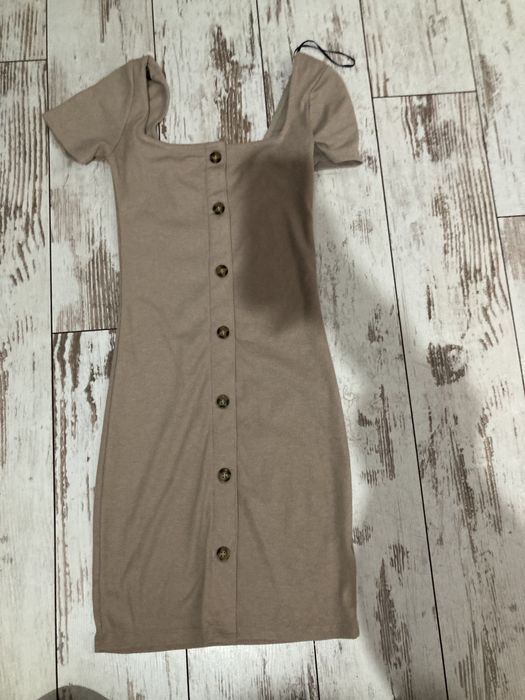 sukienka beżowa obcisła elegancka na impreze