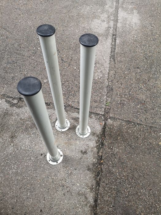 Słupki ochronne blokada nogi