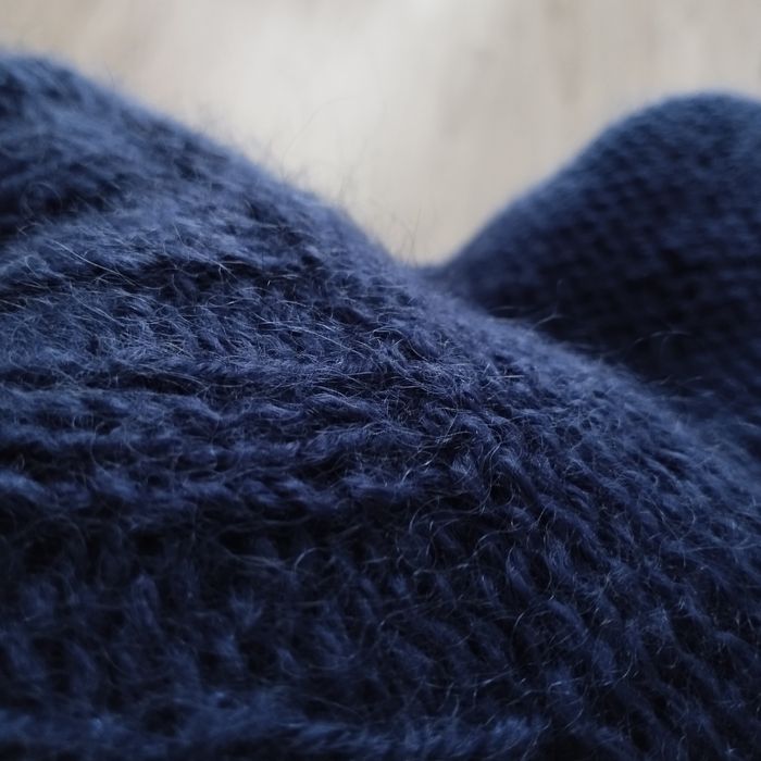 Granatowy sweter handmade z masy perłowej – unikatowy egzemplarz!