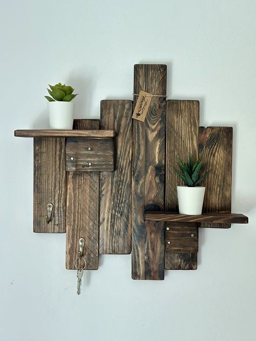 Prateleira decorativa em madeira rustica com ganchos