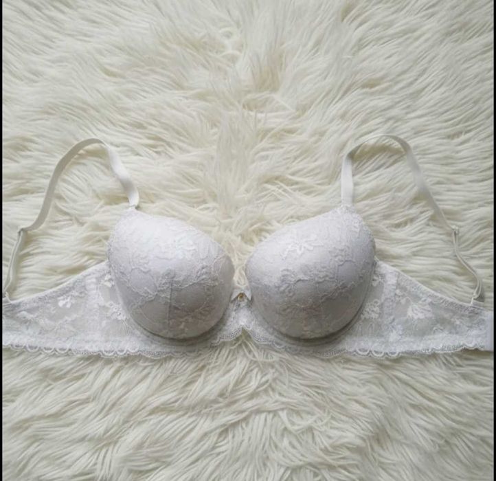 Білий мереживний бюстгальтер