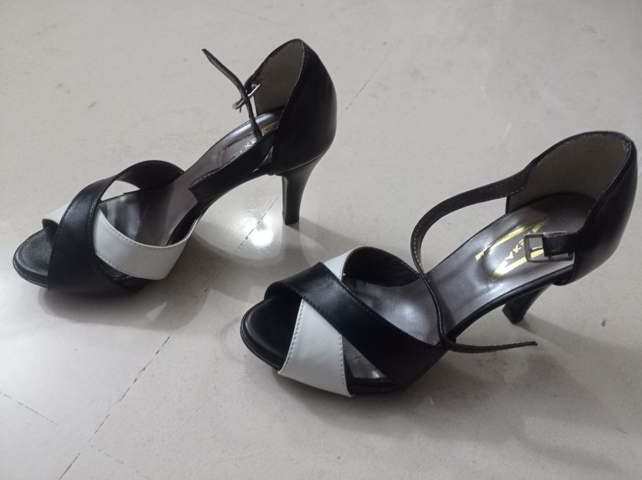 Sapatos Zeka de pele 38 Novos 

Tamanho 37

Envio pelos CTT ou entrega