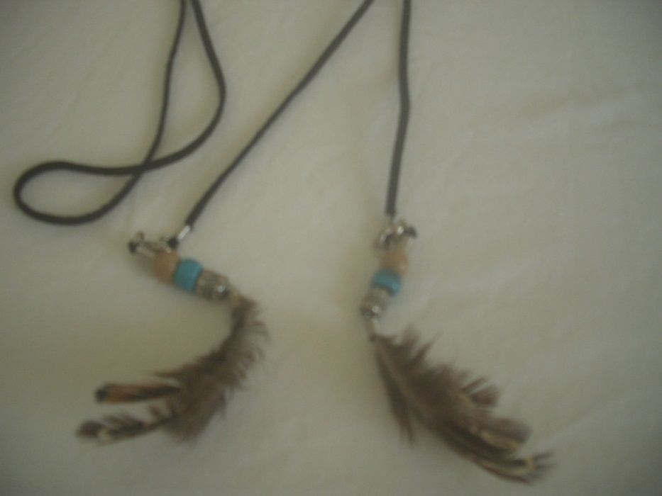 Fita de camurça com penas