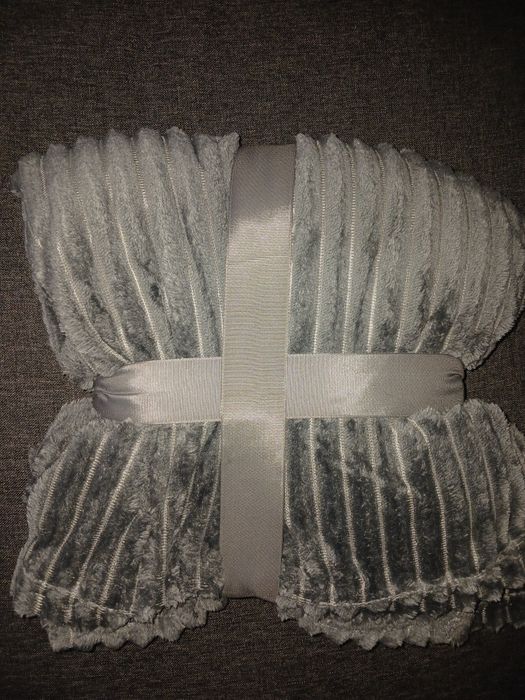 Нові, якісні,фірмові пледи.