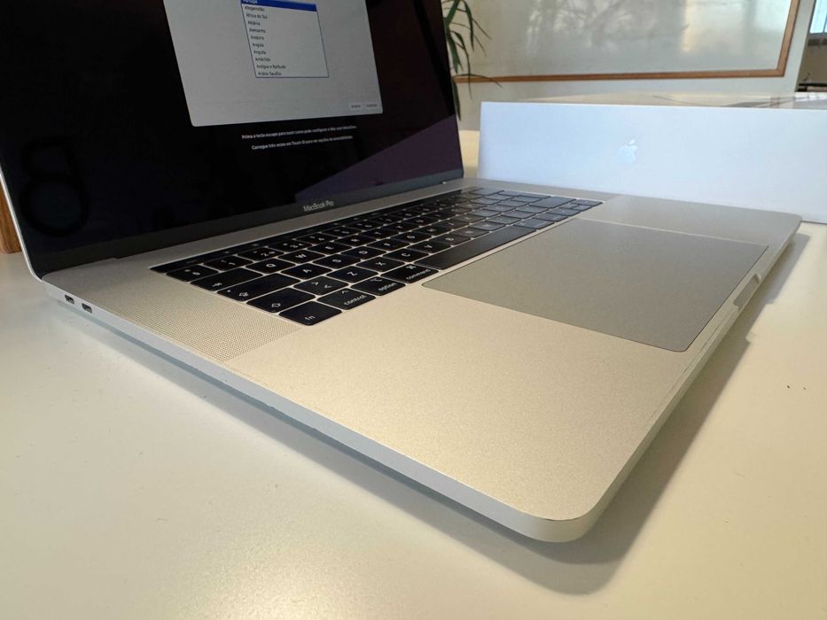 MacBook Pro 15” (2019) — Core i7 2.6 Touch Bar | 16GB RAM | 256GB