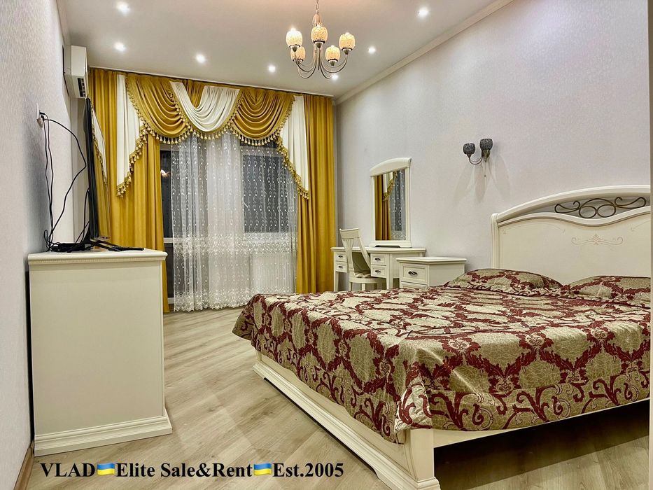 Л.Українки бул. 7-А. 2-кім. 100 м2. Всі вікна виходять у двір на парк!