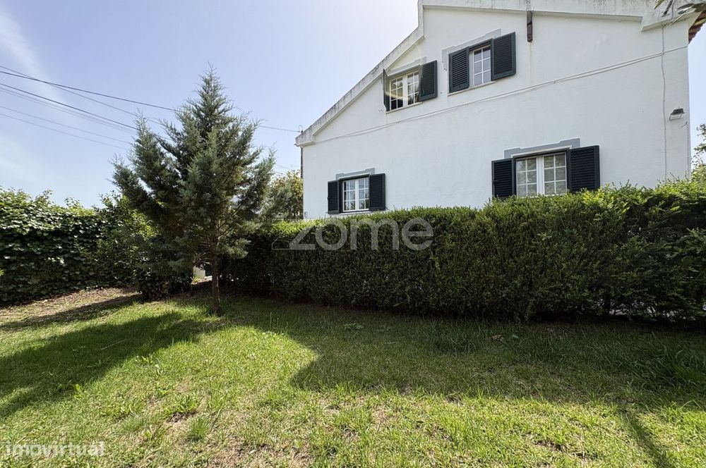 Moradia com logradouro, área total de 520m2 nas Raposeiras/Sintra