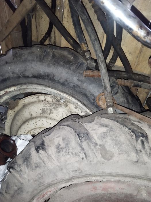 В продажi маю два дiска до трактора т 25 резiна погана