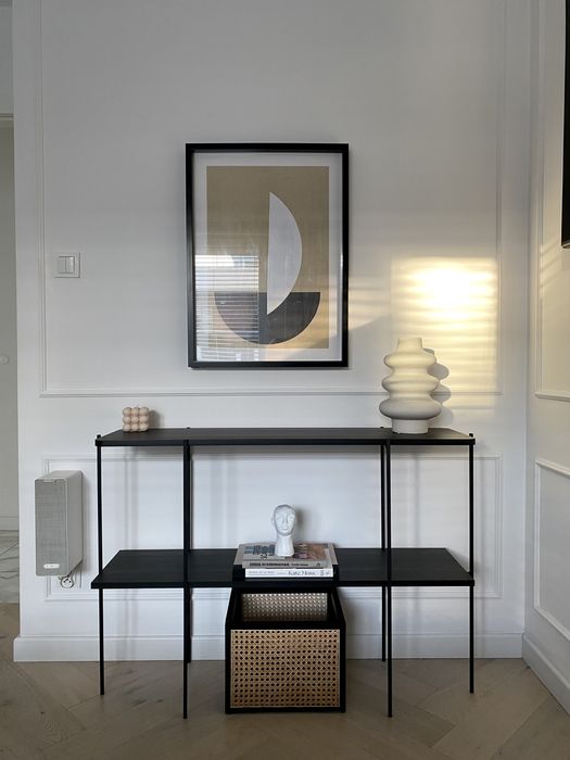 Konsola z podwójnym blatem  z metalowymi nogami.