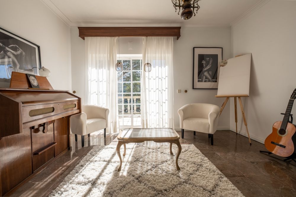 Mesa em madeira e mármore