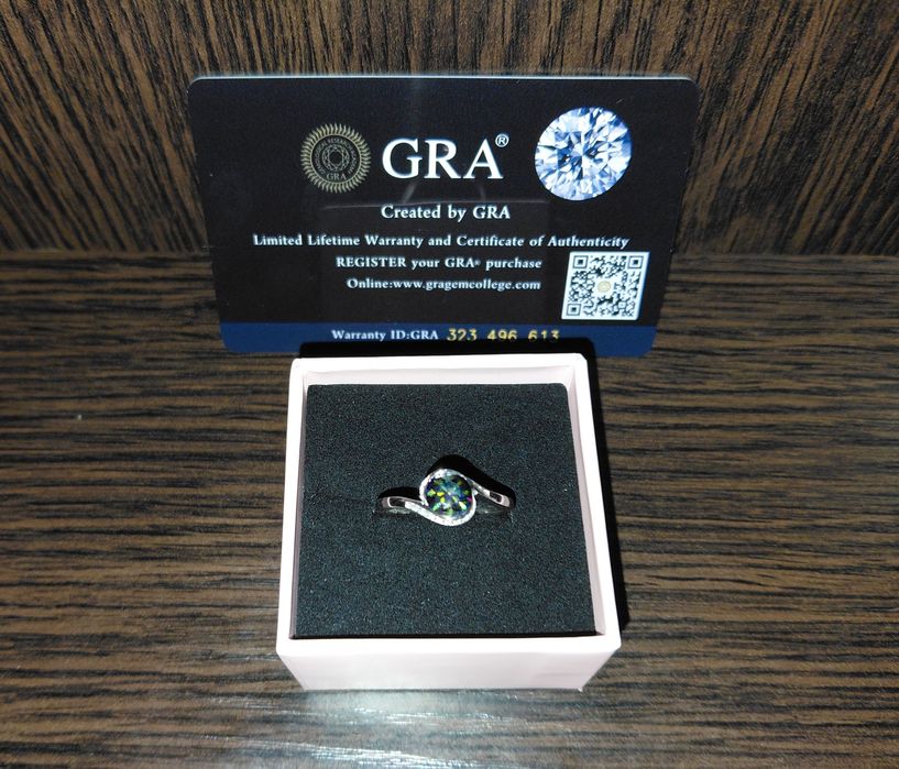 Каблучка срібна перстень з муасанітом