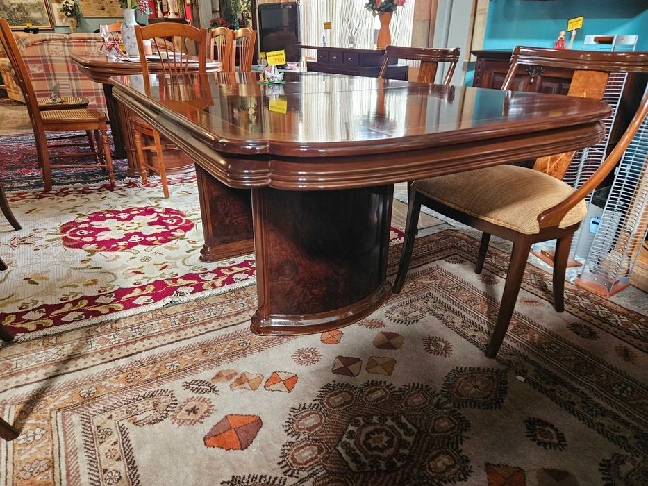 Mesa de sala - extensível - Algumas manchas no tampo - Só a mesa as cadeiras são à parte