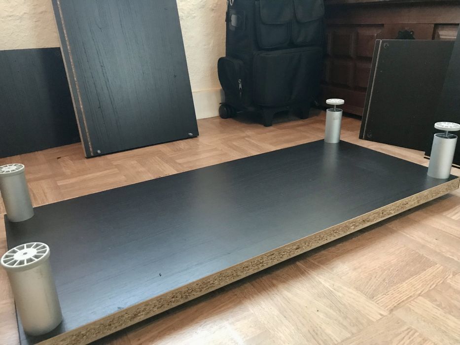 Mesa para televisao IKEA de Madeira com Pes metalicos (M.B. Condições)