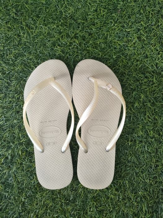 Havaianas bejes com pin de tartaruga
