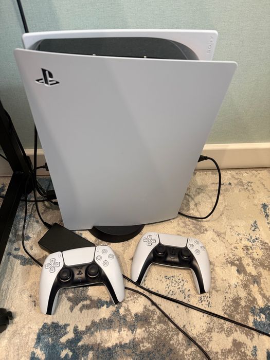 PlayStation 5 та два джойстики