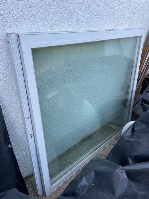 Janela Dupla De Correr, Alumínio. Altura 104cm, Largura 115cm.