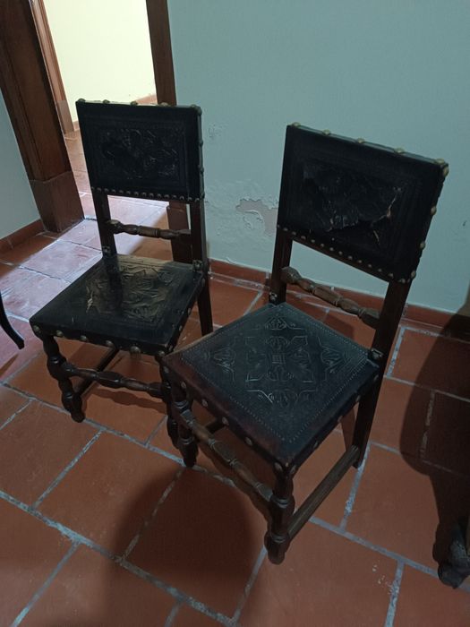 Conjunto de cadeiras em couro