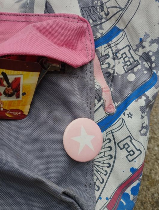 Mochila de criança com etiqueta