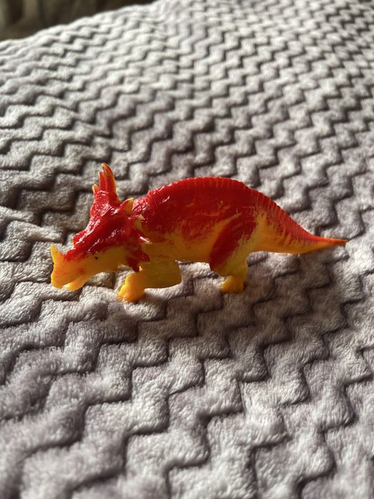 Продам колекцію динозаврів в гарному стані