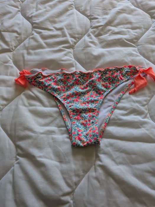 Partes de baixo de bikini de marca