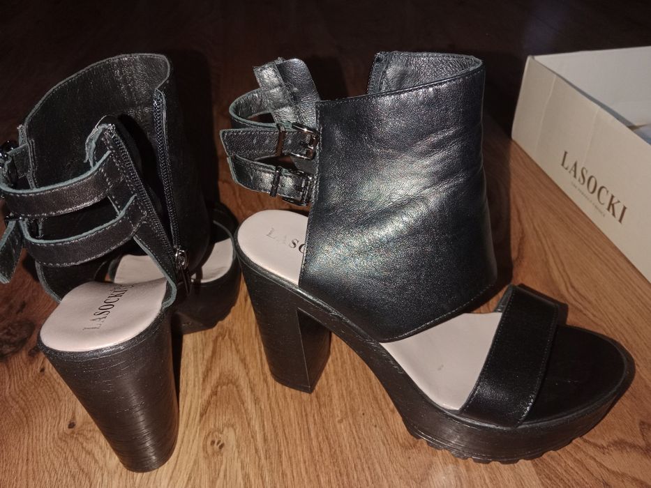 Sandały na koturnie Lasocki