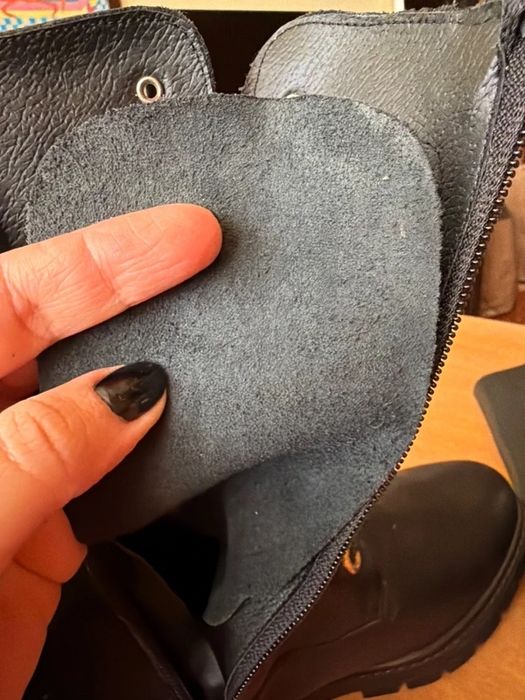 Bota tipo coturno em pele