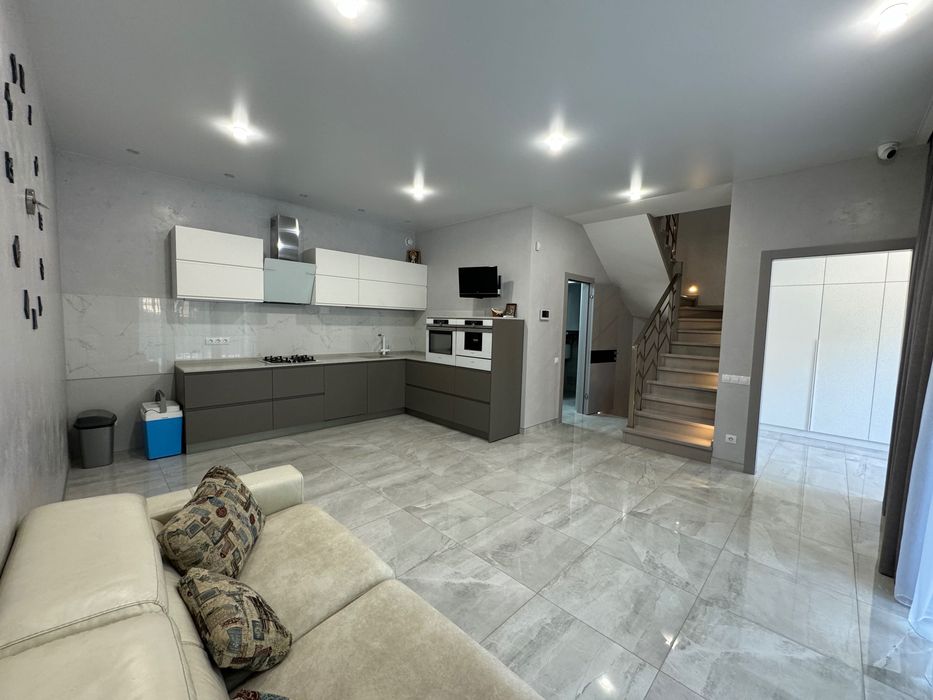 Современный таунхаус с новым стильным  ремонтом! Ключи!