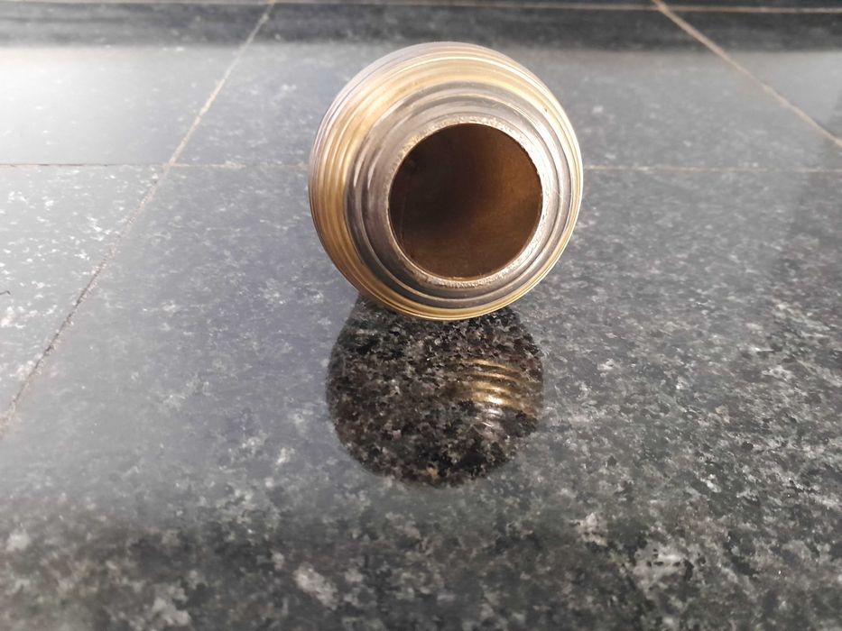Elegante conjunto de caixa e sino em formato pêra em latão