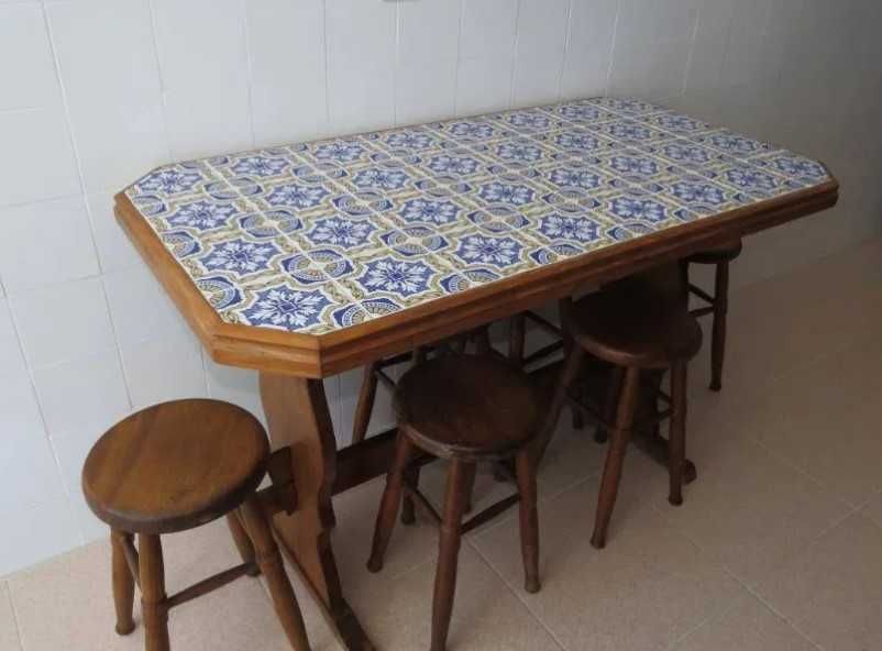 Mesa de cozinha com 6 bancos