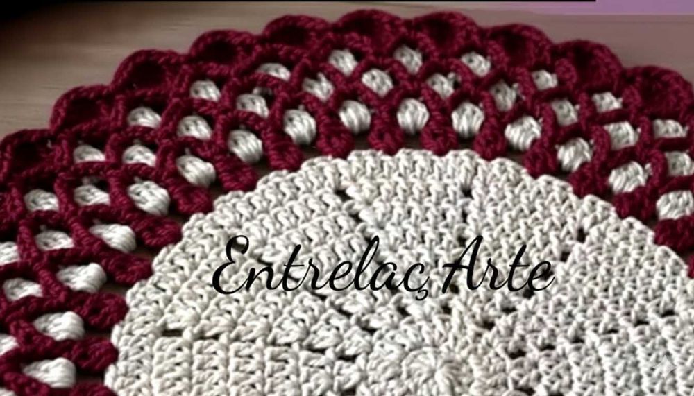 Sousplat em crochê feito à mão – peça artesanal (40 cm)