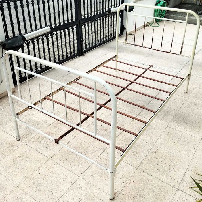 Cama Ferro Antiga 1,10m X 1,80m + Estrado Madeira