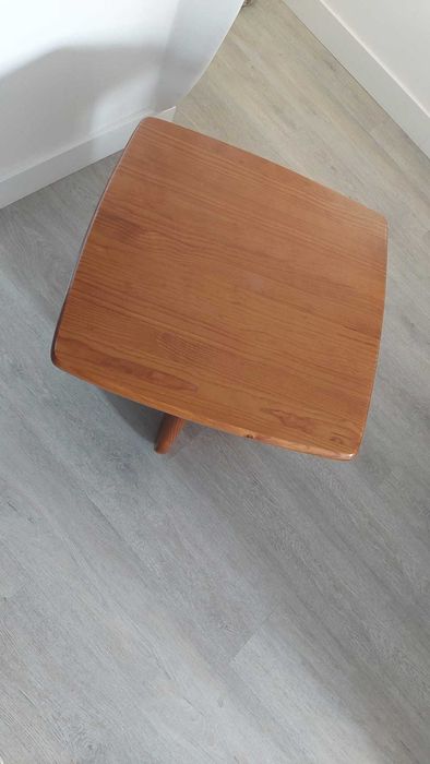 Mesa de apoio quadrada em madeira