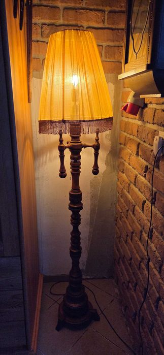 Stara lampa stojąca