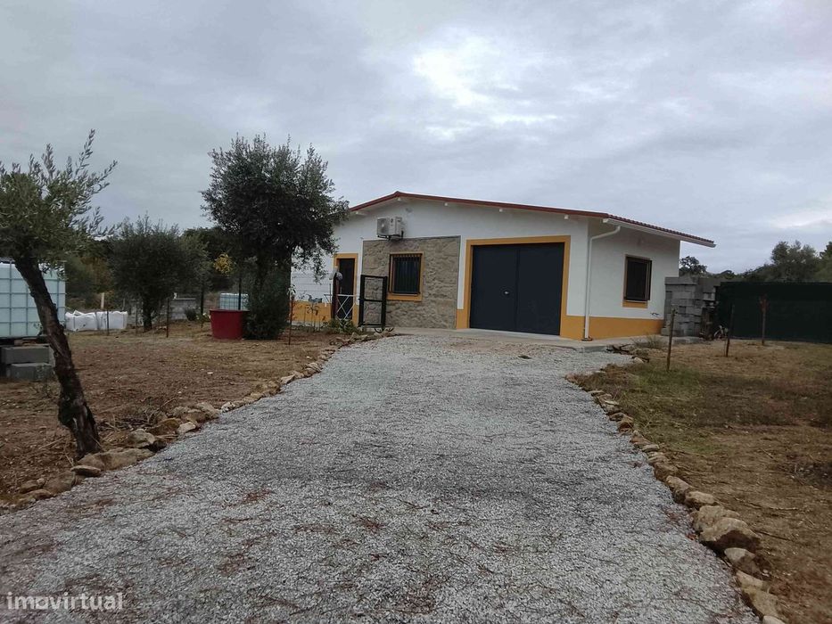 Quinta c/olival c/construção rural recuperada Póvoa de Rio de Moinhos.